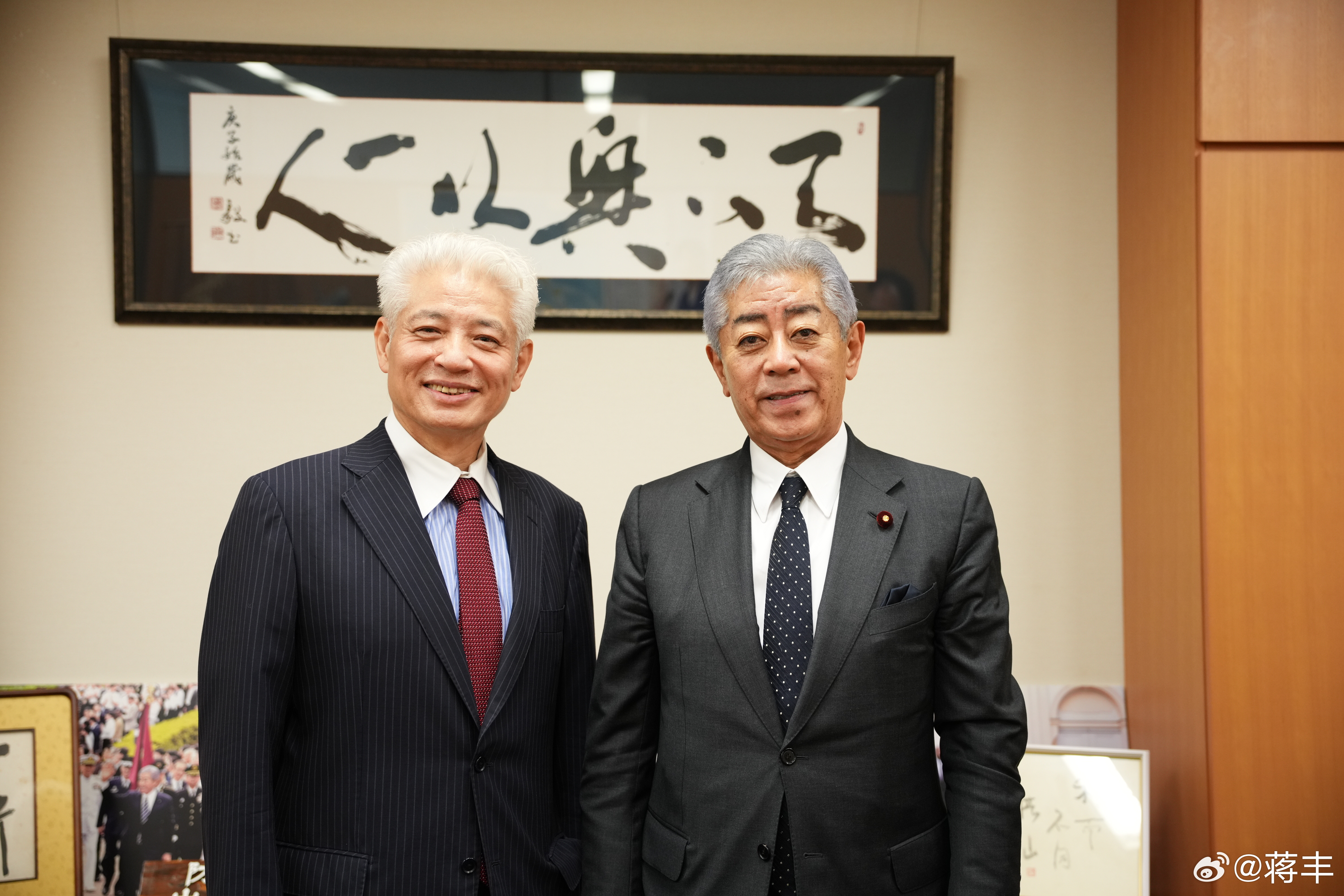 #蒋丰微观#今天上午，我作为香港新闻社日本分社总编辑前往日本众议院第二议员会馆，采访了刚刚访华归来的日本众议员、原日本外务大臣、原日本防卫大臣岩屋毅。我围绕着中日关系的难点以及改善中日关系的政治智慧和方法等话题进行了提问。 据岩屋毅事务所介绍，他回国后，许多日本媒体追着采访，我是这 ​