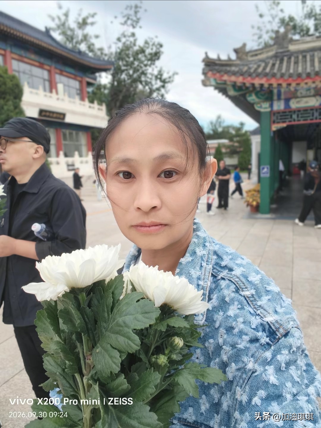 今天刷到了济公爷爷追悼会现场的消息，有粉丝带蒲扇和葫芦前来送别，还有贵州网友托人代献白菊。

此外，胡歌连夜赶到北京送别！
 
9月30日上午，游本昌的告别仪式在北京八宝山殡仪馆兰厅举行。
 
9月29号晚上，胡歌人还在长沙，当时他是参加在当地进行的金鹰奖颁奖典礼，活动结束，他连夜赶往北京，来送“爷