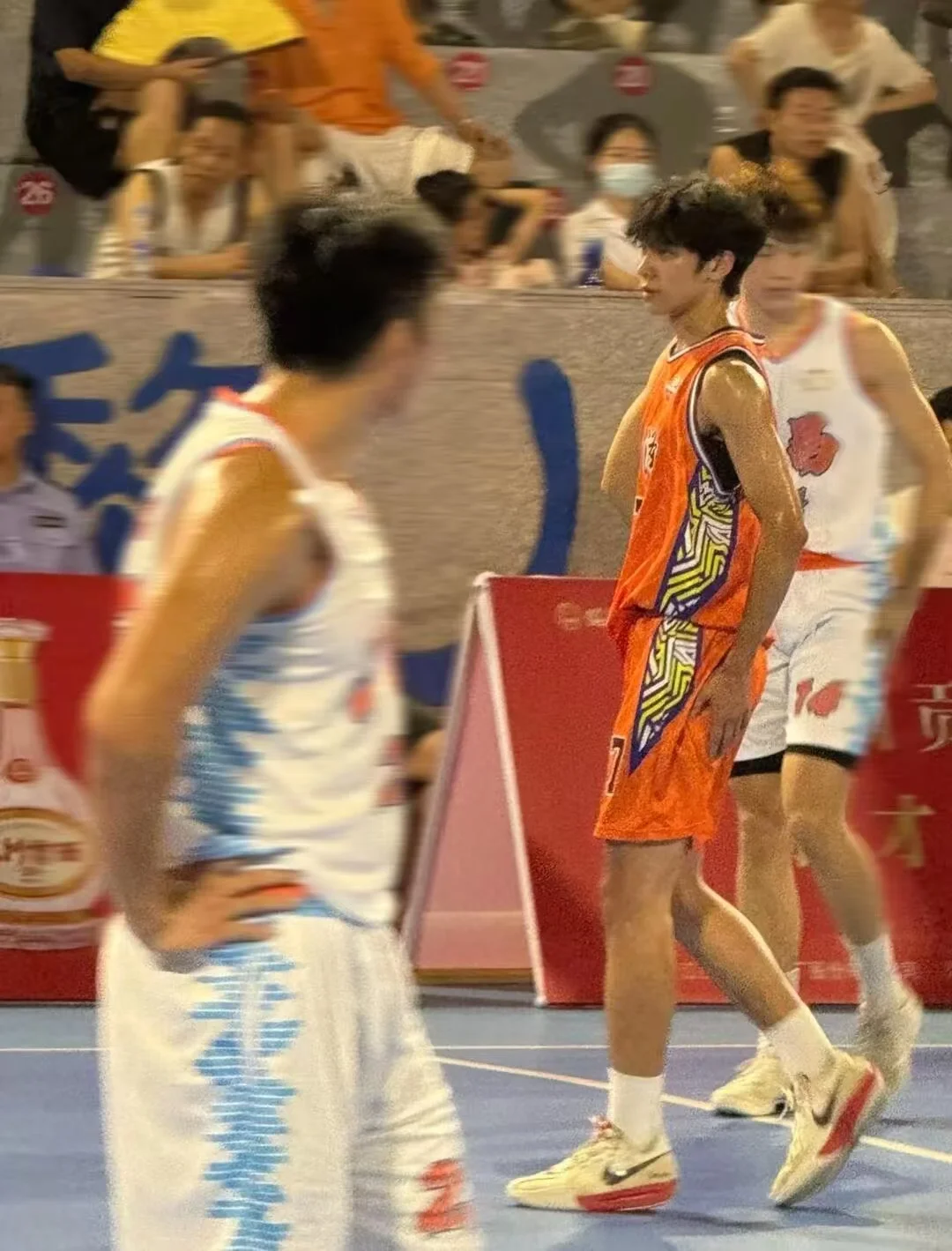 篮球运动员比赛瞬间