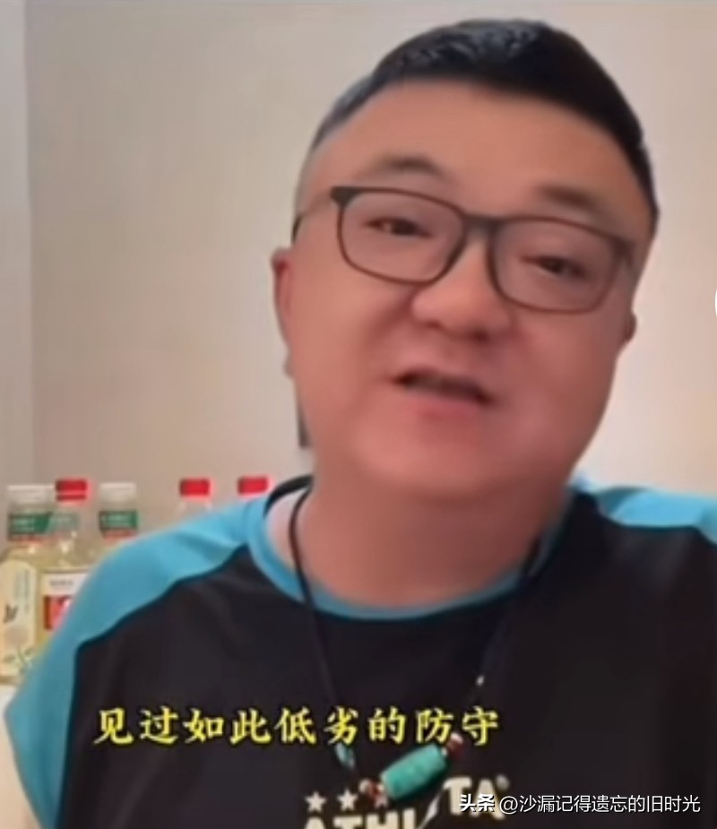 董路真是啥都敢说，他居然敢质疑北京国安的防守问题，甚至说那个球自己上去都不可能丢，起因是有球迷在直播间称赞云南玉坤年轻球员布尼亚明，夸赞他在与北京国安的比赛中从后场到前场一条龙实现破门，董路在回看比赛视频后不以为然，他觉得布尼亚明能实现一条龙破门原因是北京国安的后卫没有完成防守任务，并不能证明布尼亚