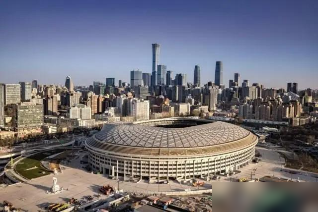 64118人挤爆工体，就为看一场球。这不是演唱会，是北京国安打申花，中超单场上座率历史第二。
新工体容量68000，差点坐满。2024赛季场均4.64万人，连续多年中超第一。连草坪都铺了地暖、装了补光灯，座位密度和餐饮点位全按国际标准重做。北看台常年整片Tifo，口号整齐到像军事化管理。
有球迷