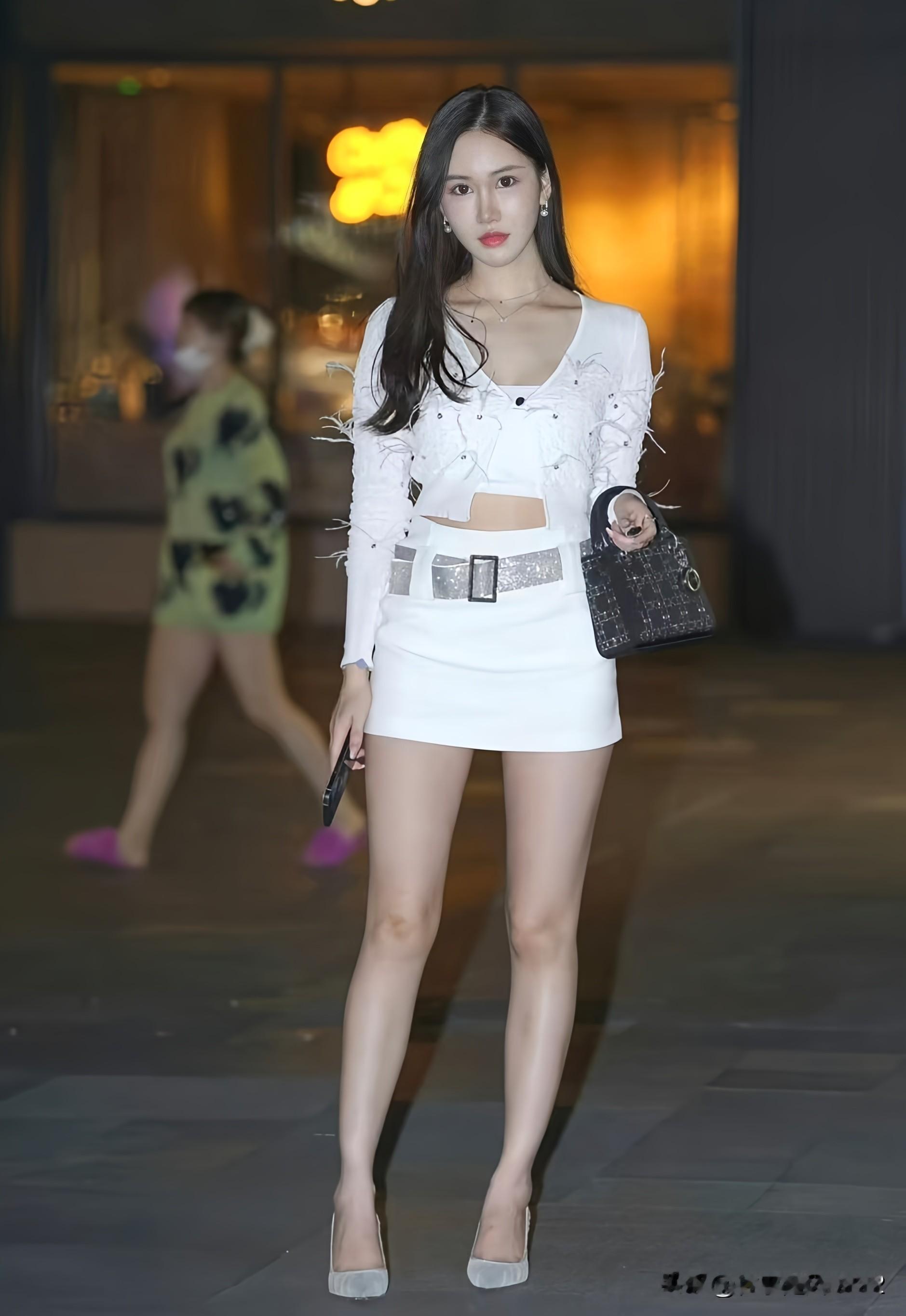 都市夜色下的时尚女郎，白裙飘飘，优雅动人