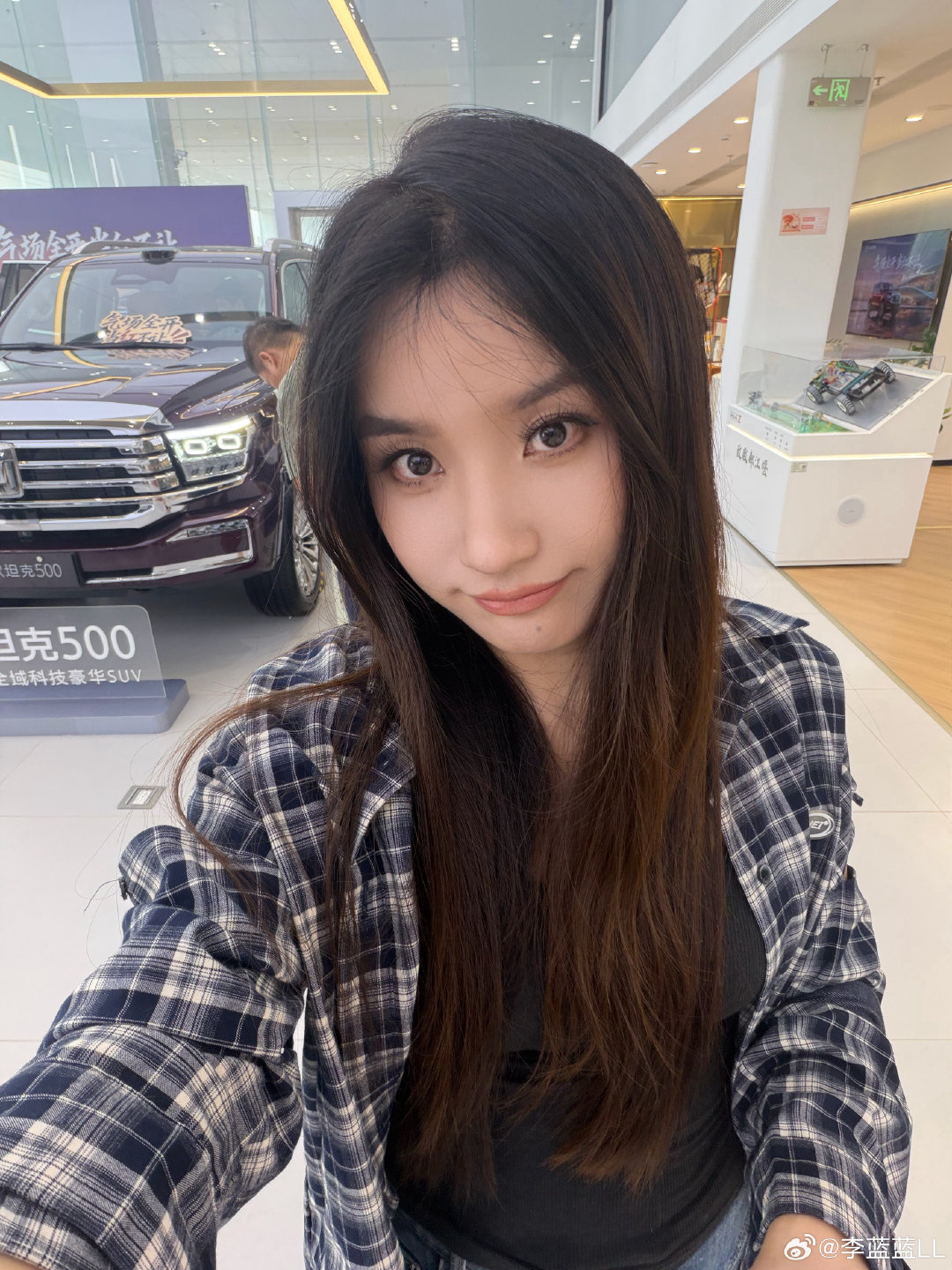 终于看到新款坦克500新配色丹霞红实车啦。

怎么样？ ​