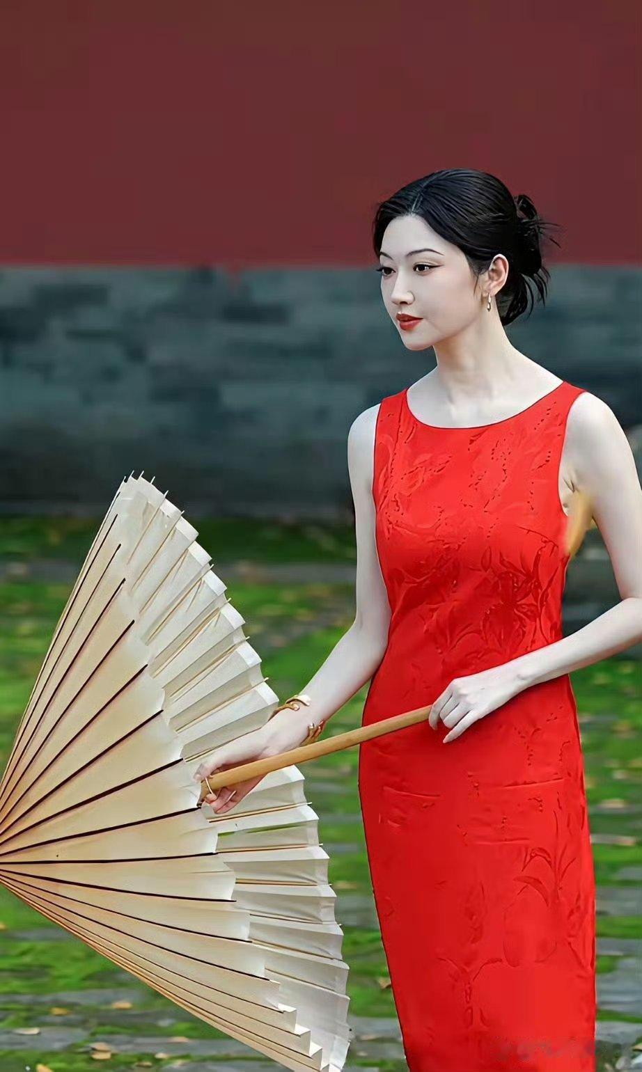 景甜风波后登《瑞丽》拍大片，"富贵花"确实是命硬。有小道说那位很宠她的前豪门男友出手压了声量，也有人讲对方不是念旧，是怕网友顺藤摸瓜扒到自己头上。不管哪种说法，她命好是实打实的——换个人摊上那位"某哥"，早被毁得渣都不剩。女明星不怕有争议，怕的是起落后头没起只有落。景甜脸上带点肉，福 ​