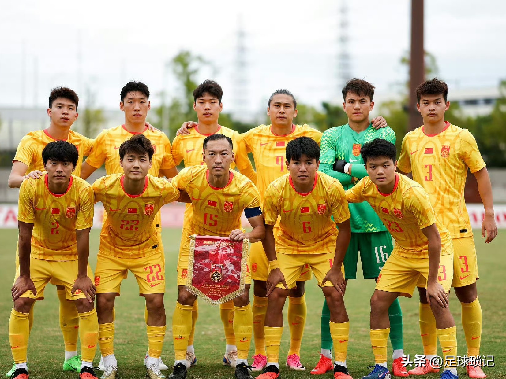 0-0逼平伊朗！U23国足凭“铁桶阵”攥住出线主动权

2026年名古屋亚运会男足B组次轮，中国U23男足0-0战平伊朗。全场数据反差悬殊：控球率31%对69%，角球2比9，伊朗全场12次射门却无一命中门框范围。

安东尼奥沿用了他一贯的5-3-2阵型全员布防，超龄老将吴曦、张玉宁