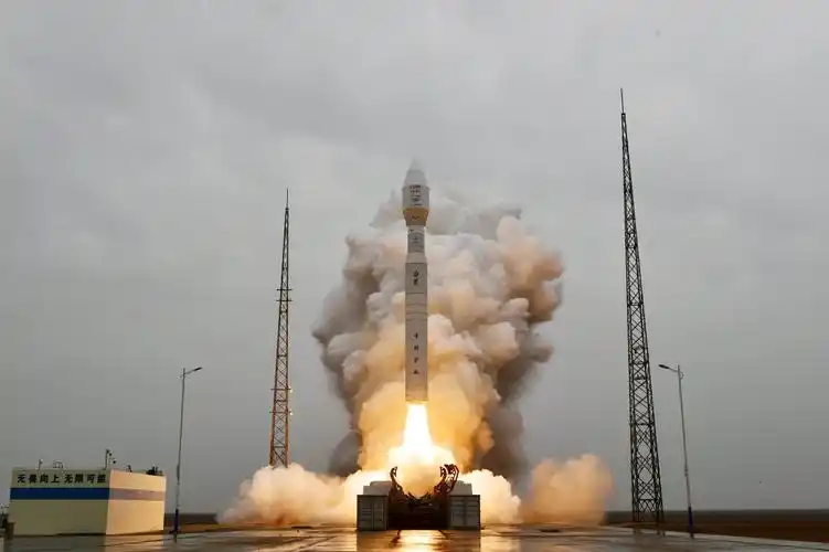 一箭六星！力箭一号遥七运载火箭发射成功

凌晨三点二十五分，酒泉的夜空被一次点火撕开。长征四号乙运载火箭托举着六颗遥感卫星腾空而起，遥感五十三号07-09星、遥感五十六号19-21星顺利入轨。新闻通稿里“圆满成功”四个字一如既往地简洁，但这次发射真正值得琢磨的东西，藏在“六星齐发”这个动作背后。