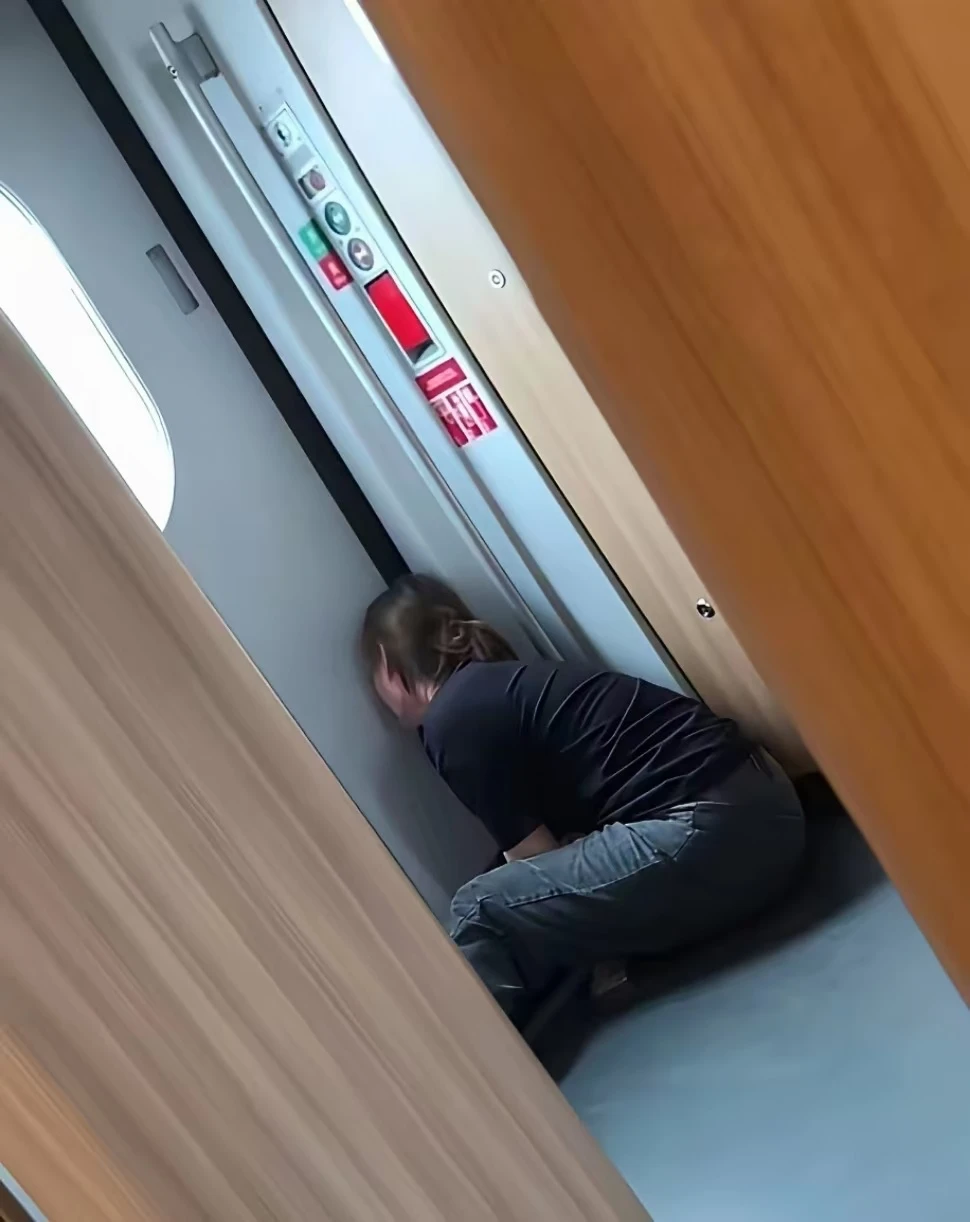 高铁上撞见一幕，看得人心里发酸