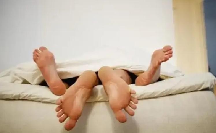 “又是一个西门庆！”河南林州，一男子与一已婚女子发生不正当关系，被对方丈夫多次警告后，不仅仍与对方纠缠不清，还心生怨恨，2025年，男子酒后驾车二次撞击女子丈夫，并扬言要弄死女子丈夫！法院判了！

判决下来那天，赵某躺在医院的病床上刷手机，看到了新闻推送。他心里没什么痛快，只是愣愣地盯着天花板。肋骨
