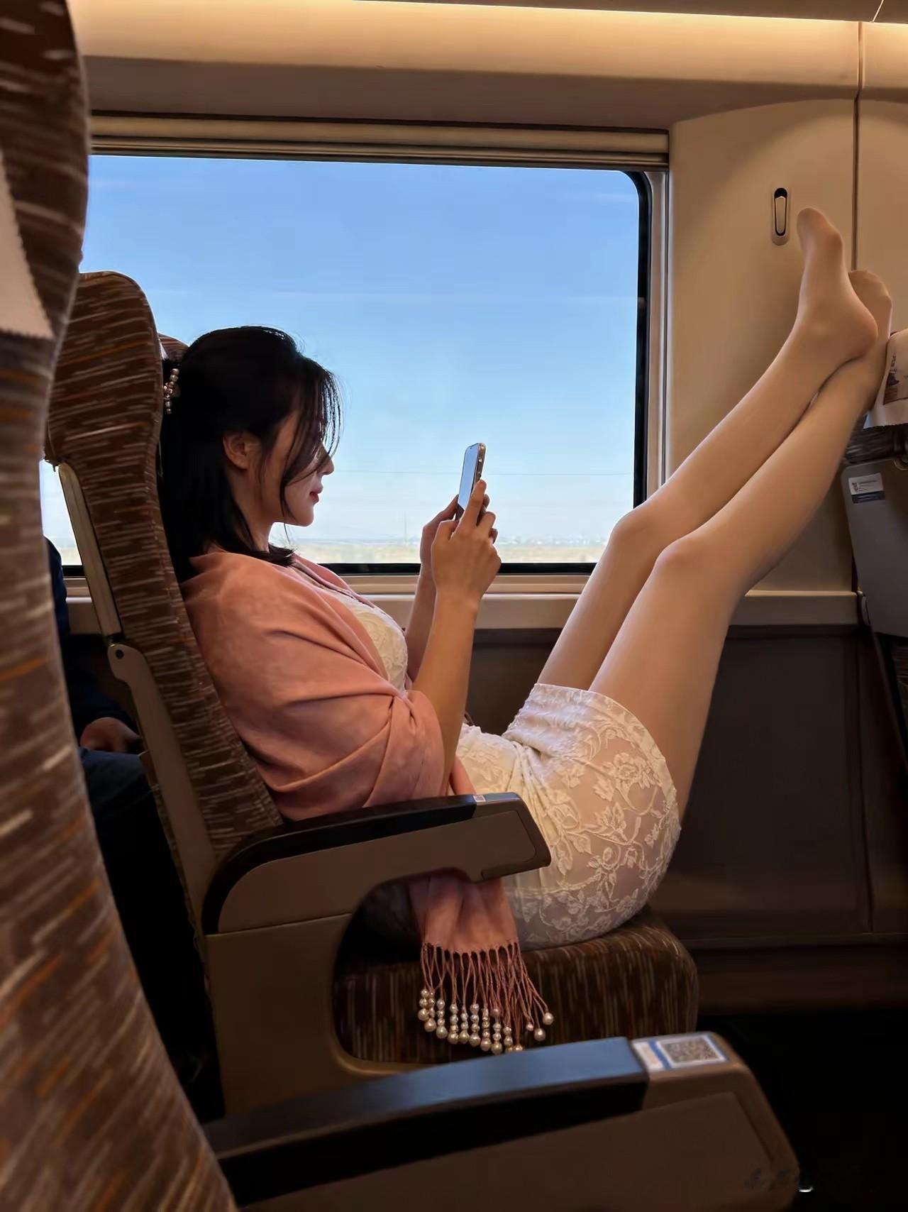 白色短裙搭配肉色丝袜、粉色披肩，再加上一头乌黑长发。她胸部丰满，鼻梁高...