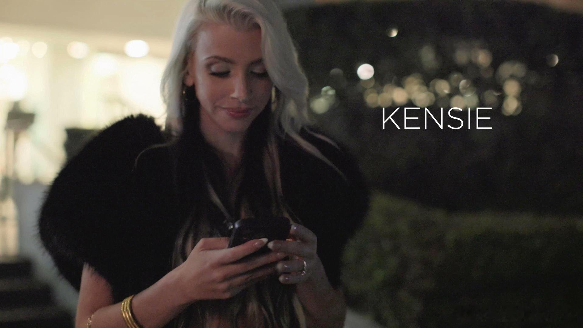 Kensie Snow，黑色毛绒披肩搭配白金发色，自带高级感。手握手机的低眉浅笑，或是车内的回眸，都是今晚的最佳定格。#美女如云[超话]##热门美女##性感女神##欧美影视[超话]##blackedraw# ​