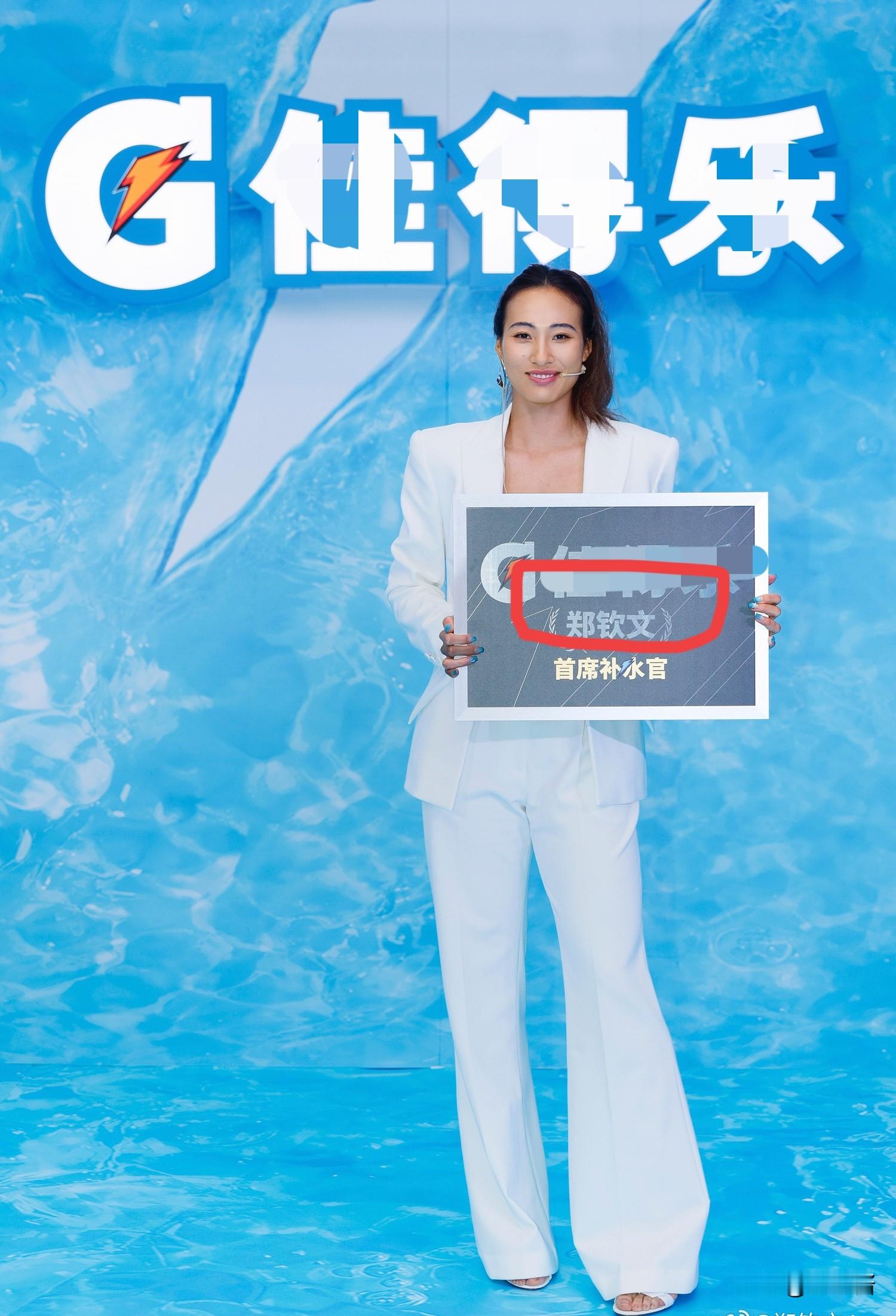 郑钦文确定不打中网，
武网还没有官宣，但大概率会出战。
现在最大的悬念，就是她，
能不能不动用外卡进武网正赛？

武网报名截止时间延后到美网结束之后，会参考美网打完之后她最新的世界排名。如果美网打出好成绩，排名达标，就可以直接凭排名进入正赛，不用消耗手里仅剩的那一张正赛外卡。要是美网成绩不理想，排名