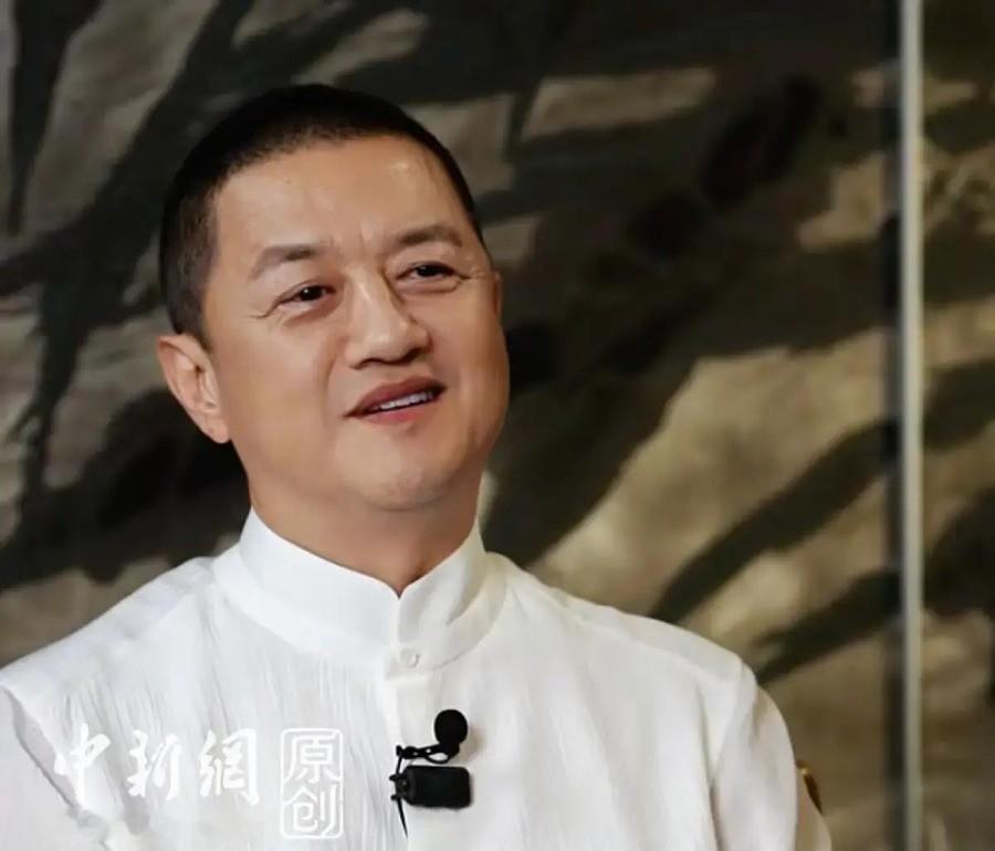 一个被法院判赔4000万、被限制高消费的男人，直播卖了89场茶。三年多，他一个明星朋友没请过。窦靖童和李嫣，一次没进过他的直播间。
这个人叫李亚鹏。
2026年9月28日，他接受中新网采访。记者问他，窦靖童是不是进过他的直播间。他说，童童也罢，嫣也罢，从来没有进过他的直播间，他也不会让她们进。他说，