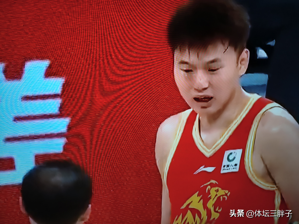 休赛期一口气放走六个轮换，广厦这是在赌命。赵岩昊赵嘉仁都走了，外线厚度直接砍半，补上来的全是07年的小孩。内线更离谱，胡金秋身后就剩吴骁一个，单臂罚篮确实拼，可拼能当饭吃吗。签个喀麦隆中锋诺科，土耳其联赛场均8.6分，说白了就是请个挡拆教练来给胡金秋喘口气。孙铭徽胡金秋不伤，广厦还能咬咬牙，伤一个，