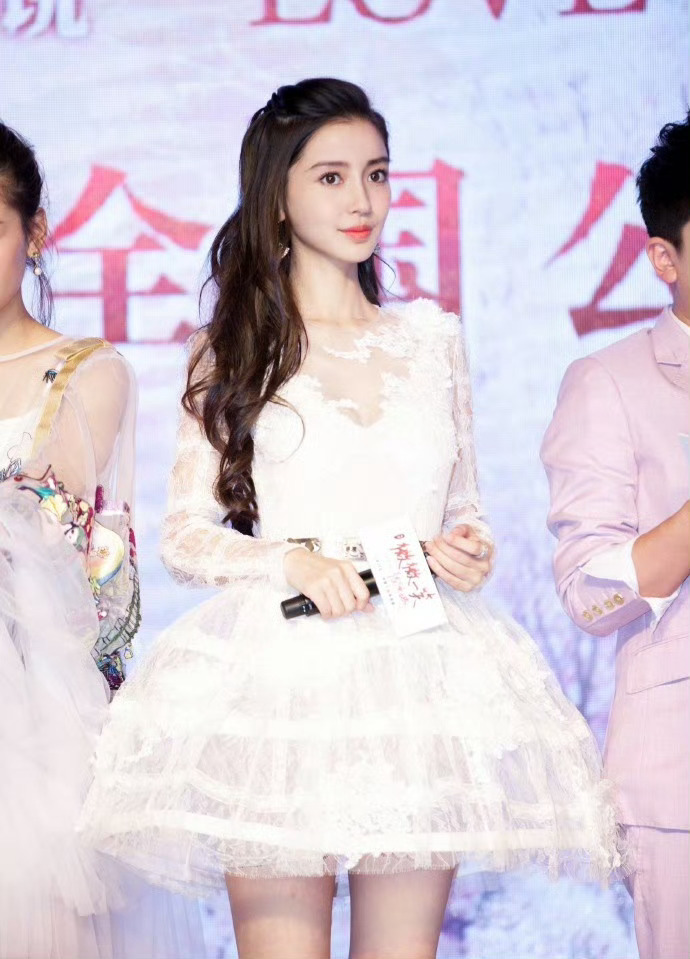 Zuhair很难借吗
如果你是angelababy的话…
应该不然
此女时尚资源可怕到离谱
含金量如此高的祖海
baby就这样淡定穿上综艺 穿到电影宣传
洒洒水啦～
#Angelababy第一套高定是祖海##angelababy# ​