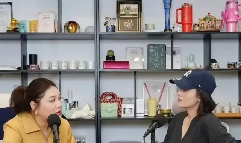 今年这影视圈的开机率惨淡得直让人后背发凉，硬生生跌到了去年的三成，原来连光鲜亮丽的娱乐圈都在实打实地闹“失业潮”了

圈内消息灵通的杨天真私下里跟宋佳交了底，说现在大把大把的演员闲在家里接不到活。更邪乎的是，很多明明连合同都白纸黑字签好了，剧组就是死活开不了机，要么是背后的金主爸爸突然撤资跑路，要么