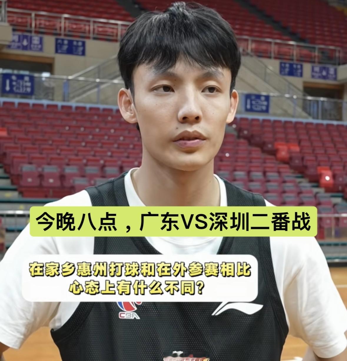 今晚八点，广东宏远与深圳男篮移师惠州再次碰面，这也是亚科夫列维奇执教宏远的第二场热身赛。
上一场肇庆之战，广东81‑89不敌深圳，新帅首秀未能取胜。此番异地再战，宏远目标就是完成复仇，争取拿下新帅执教以来第一场胜利。
本场一大看点就是：惠州是徐杰和杨溢的家乡，主教练能否给予他们更多的上场时间，在家乡