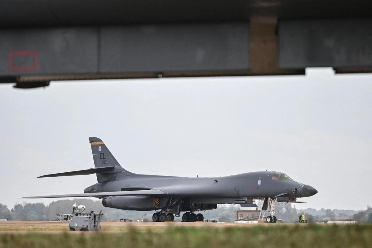 美国罕见撤回驻英国空军基地的12架战略轰炸机，多家媒体聚焦这一最新部署。表面看是调整，实际上美国担心驻欧洲基地被袭击。美国伊朗的军事对抗行动正在快速蔓延，驻欧洲基地很有可能会遭受到伊朗的攻击。

目前从导弹射程、无人机打击能力去分析，伊朗有可能打到这些地方，但由于射程、精度包括其他能力的限制，对这些