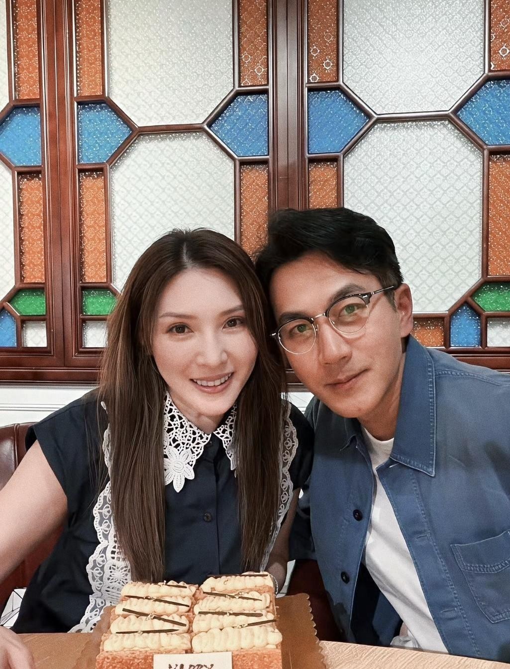 50岁的刘恺威要是摘掉“杨幂前夫”这个头衔，现在能在热搜上激起的水花恐怕真没多少。
前阵子看他的近照，皮相维持得确实没话说，身形板正，看不出半点油腻味。
可状态好归好，演艺圈的残酷就在这儿。
当年他手握几部热播民国剧，几乎天天在各大卫视霸屏，再加上戏外那场轰轰烈烈的婚姻，风头一时无两。
反观