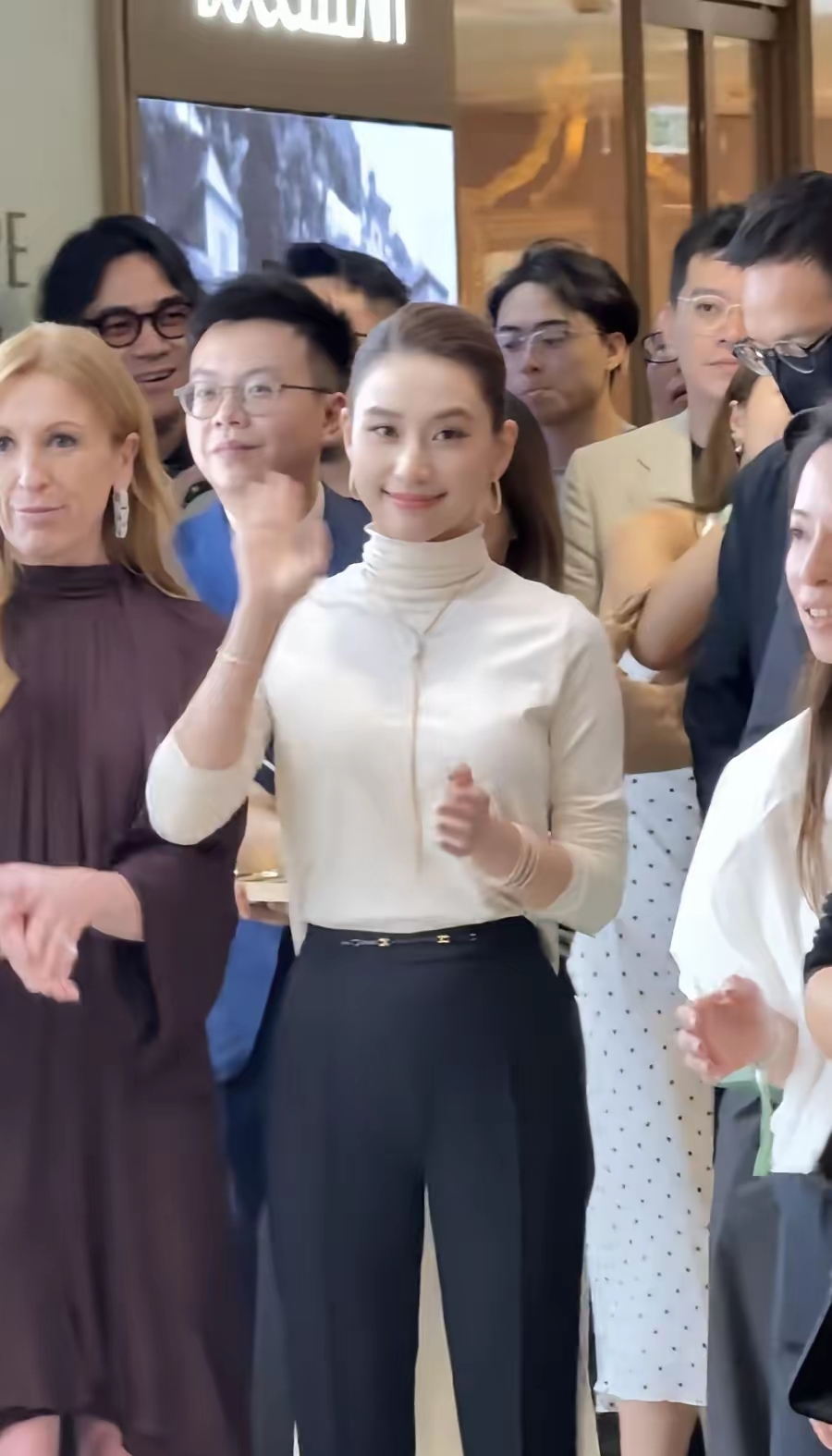 何超莲现身香港为FOPE新店开业剪彩，身穿米白高领上衣配黑色阔腿裤，扎起头发搭配金饰，显得贵气又干练。

剪彩后，她立马将剪刀锋刃朝下握在手中，防止误伤他人，注重礼节与安全，真的好有心啊。