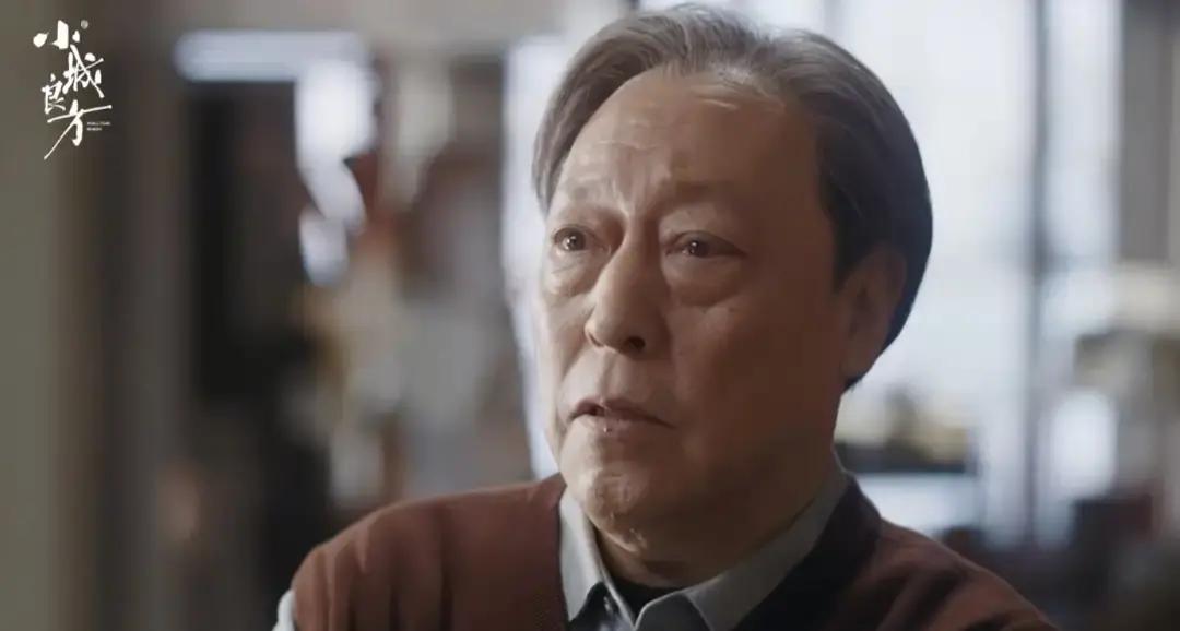 平日里拽得二五八万的刘铮亮突然转性，一进门就给亲弟弟来了个熊抱，直接把人吓得嚷嚷着要找人抓他。
刘铮光一把推开他哥，满脸戒备，觉得这人指不定是被什么妖怪附体了，多看两眼都怕被生吞活剥。
其实哪有什么怪事，纯粹是这个医学博士被现实和心结折腾了一大圈，终于认栽回来了。
前脚还在蚌埠跟艾辰较劲，嘴硬