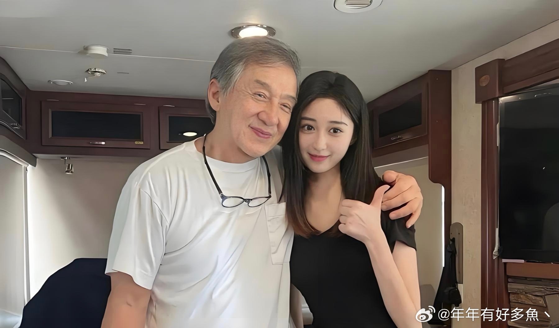 成龙大哥这状态也太绝了！刷到他近期的模样直接瞳孔地震，71岁这状态，怕不是偷偷开了逆龄外挂吧！ ​