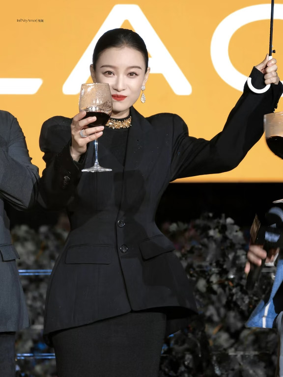 倪妮：我们一起干一杯🍻