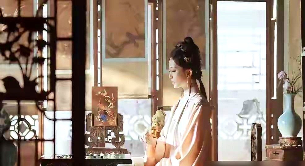 看个剧，全程光盯着这女演员的牙看了，剧情演了啥完全没记住。

她只要一咧嘴，满屏就只剩那口大白牙。带着原生牙特有的厚度和亮度，瞬间让人串戏到当年《楚乔传》里的燕洵世子。

当年窦骁不就是靠着这口牙直接杀上热搜的吗？

全网都在质疑他是不是做了天价贴片，结果本人亲自下场澄清：纯天然，就是从小刷牙刷出来