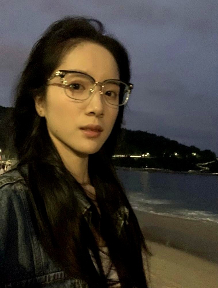 同片搭档全进组了，拿了影后的李思潼居然整整5个月没动静。

4月30号电影大卖20亿，王彦桐6月签壹心，7月跑新马路演，手里压了四部电影；说不进圈的王晓慧，9月认证演员，10月8号直接搭档翟子路开机演谍战剧女一。

偏偏金鹿奖影后李思潼连个组都没进。

圈里都清楚，爆红期不进组根本不是没人找，是她眼