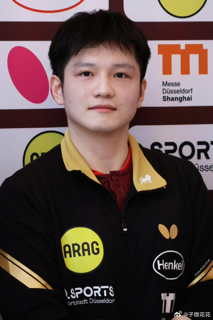 #樊振东波尔同游杜塞尔多夫#东哥短短的巴士之旅让人如沐春风，那个开朗幽默健谈的东哥和灿烂的笑容让人欣慰，感叹今夕是何年，唯有祝福他健康平安幸福快乐！唯有支持他并希望他拥有一个长久的职业生涯！​