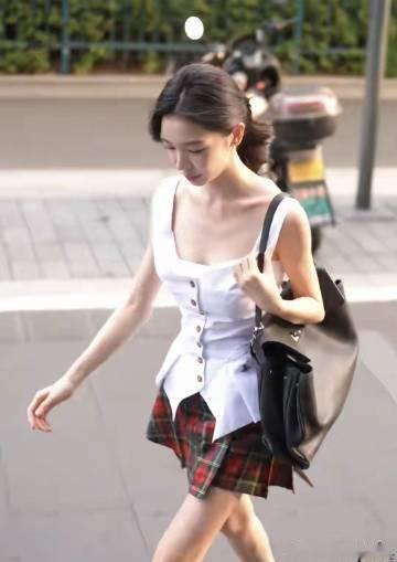 易梦玲拍戏造型路透，美腿又细又长，穿白色吊带短裙身材超级好！<br ...