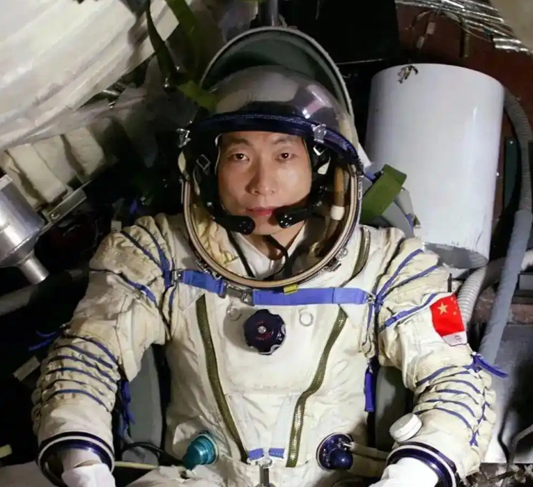 23年前，北京时间2003年10月15日9时整，‌航天员杨利伟乘坐神舟五号进入太空，返回时间‌10月16日6时23分，实际在轨飞行21小时23分钟 ，标志着中国成为世界上第三个独立掌握载人航天技术的国家，实现了中华民族千年飞天的梦想，是中华民族智慧和精神的高度凝聚，是中国航天事业在21世纪的一座新的里程 ​