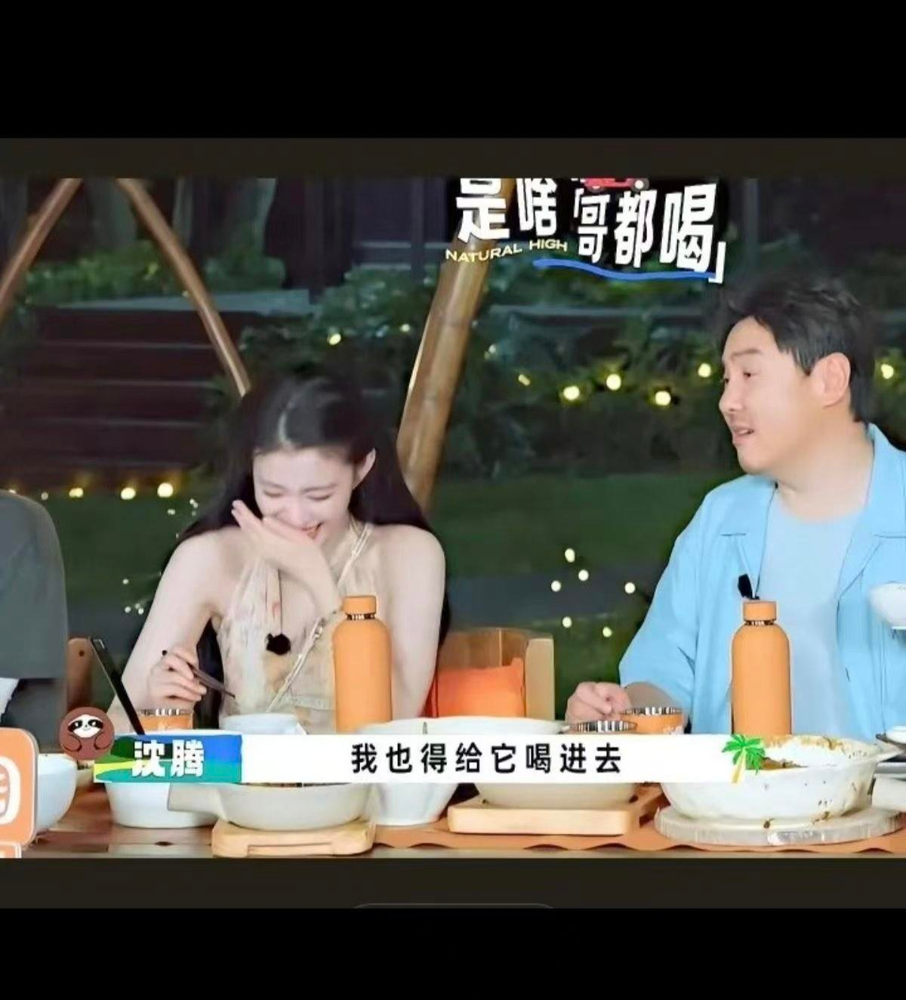 沈腾在节目里去盛王楚然熬的排骨汤。王楚然连忙提醒：你先少盛点！

人情世故里，夸人不算难，难就难在夸完还不显得假。沈腾那句“掺沙子我也得喝”，先把新人的面子稳稳托住了，让对方心里踏实，这是情商。等汤真入口，他又不硬撑，实话实说，把尴尬变成了笑点，这是本事。

做这行的都明白，新人第一期最怕两件事：一