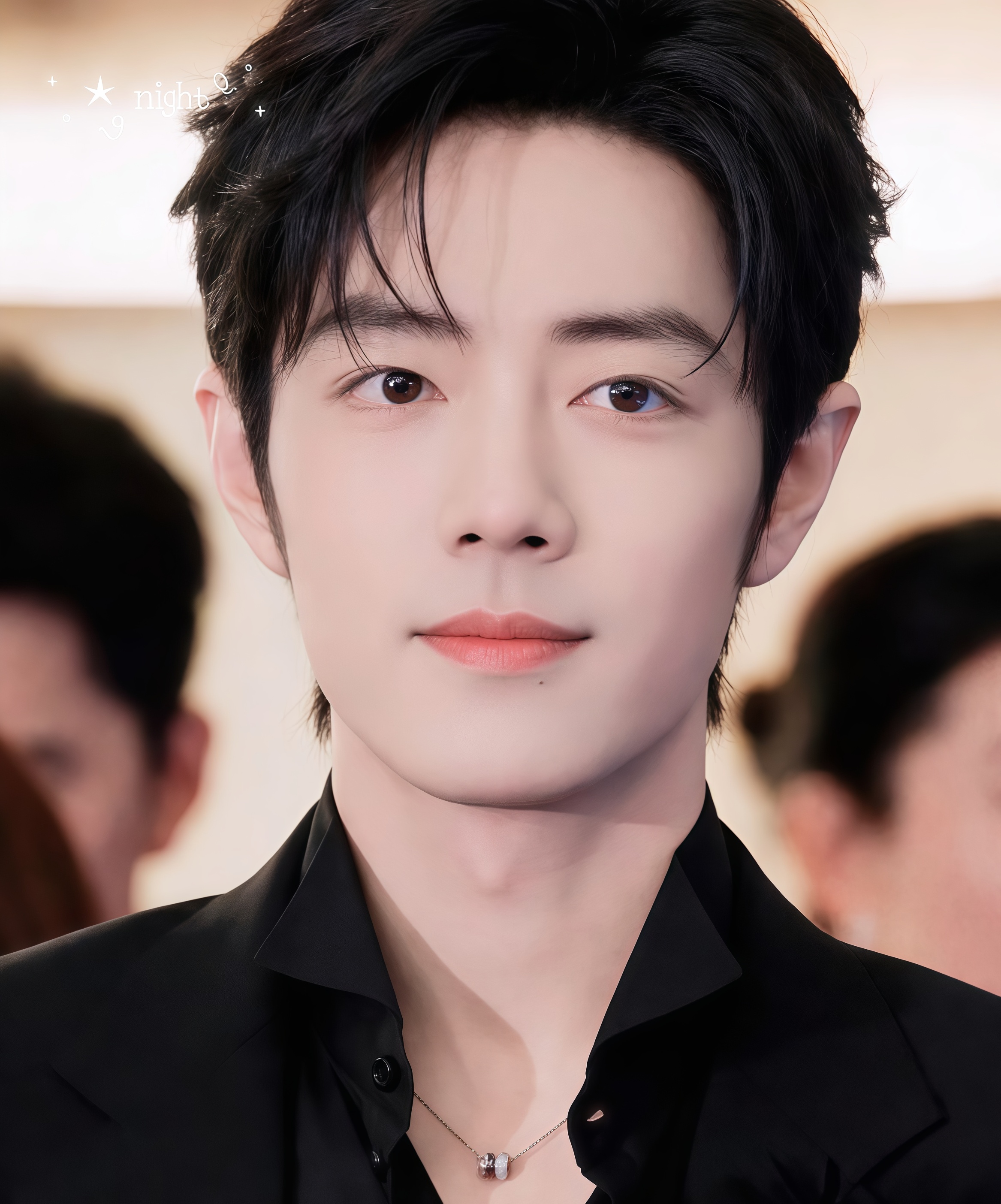 肖战去年在湾区升明月的演唱会上一口气唱了好几首歌，其中就有《整晚的音乐》。这首歌是庾澄庆在1985年创作的，距离今天已经快40年了。原本庾澄庆也不指望这首歌再翻红，没想到肖战仅仅是演唱了一小段，就让这首老歌去年整晚都处于循环状态。今年一整周也都是《整晚的音乐》, 群众还没听够，肯定还会继续循环。