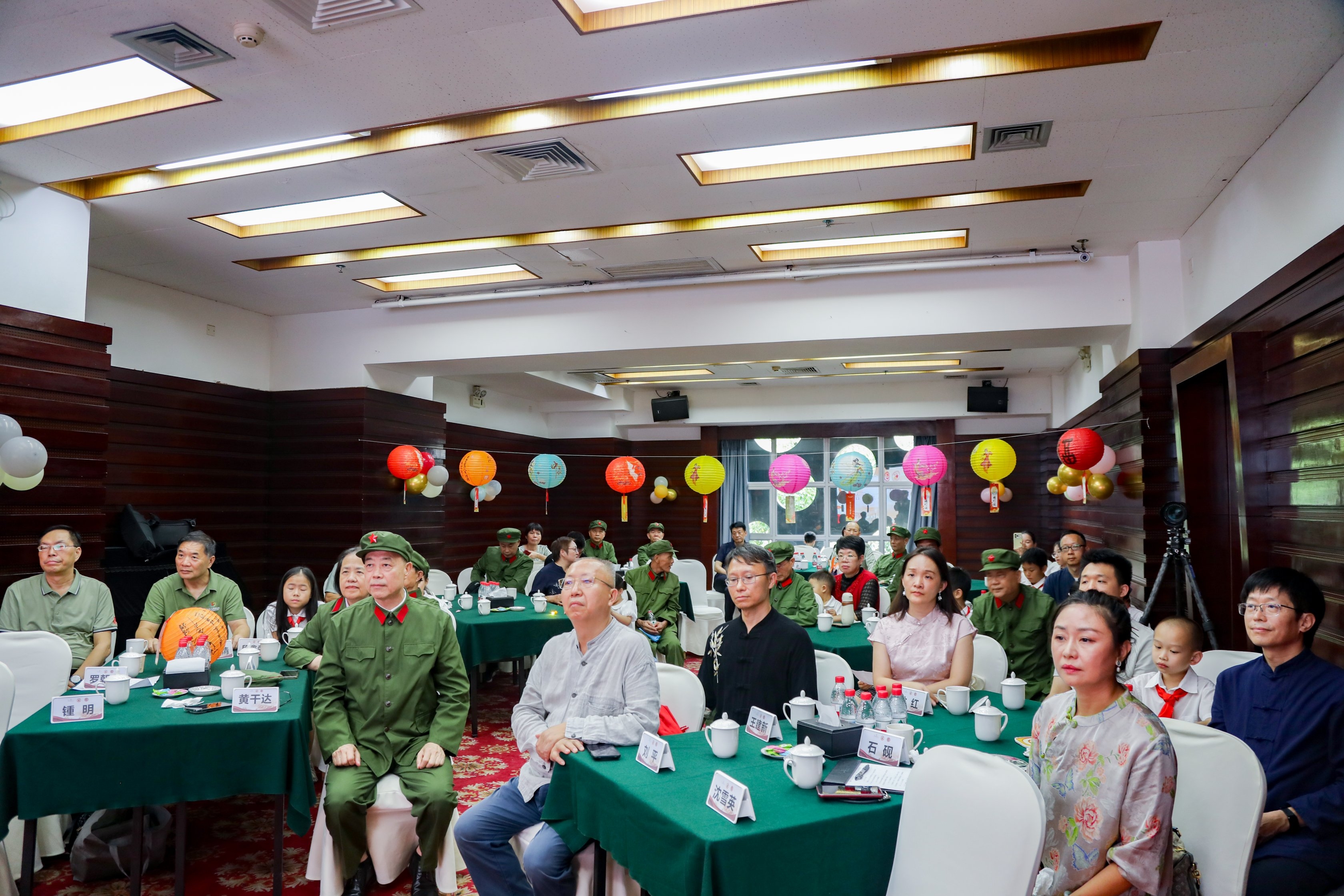 【月圆寄初心  稚语敬拓荒——一场温暖全城的中秋团圆礼】
 
中秋将至，月渐圆满，温情满鹏城。在浓浓佳节氛围里，深圳市拓荒史研究会于今天下午在葵花公寓温情举办“我为前辈打月饼”主题活动。近五十名基建工程兵老兵携兵二代、兵三代欢聚一堂，以手作月饼寄相思，以代代对话传精神，在烟火温情中续写深圳拓荒人的家