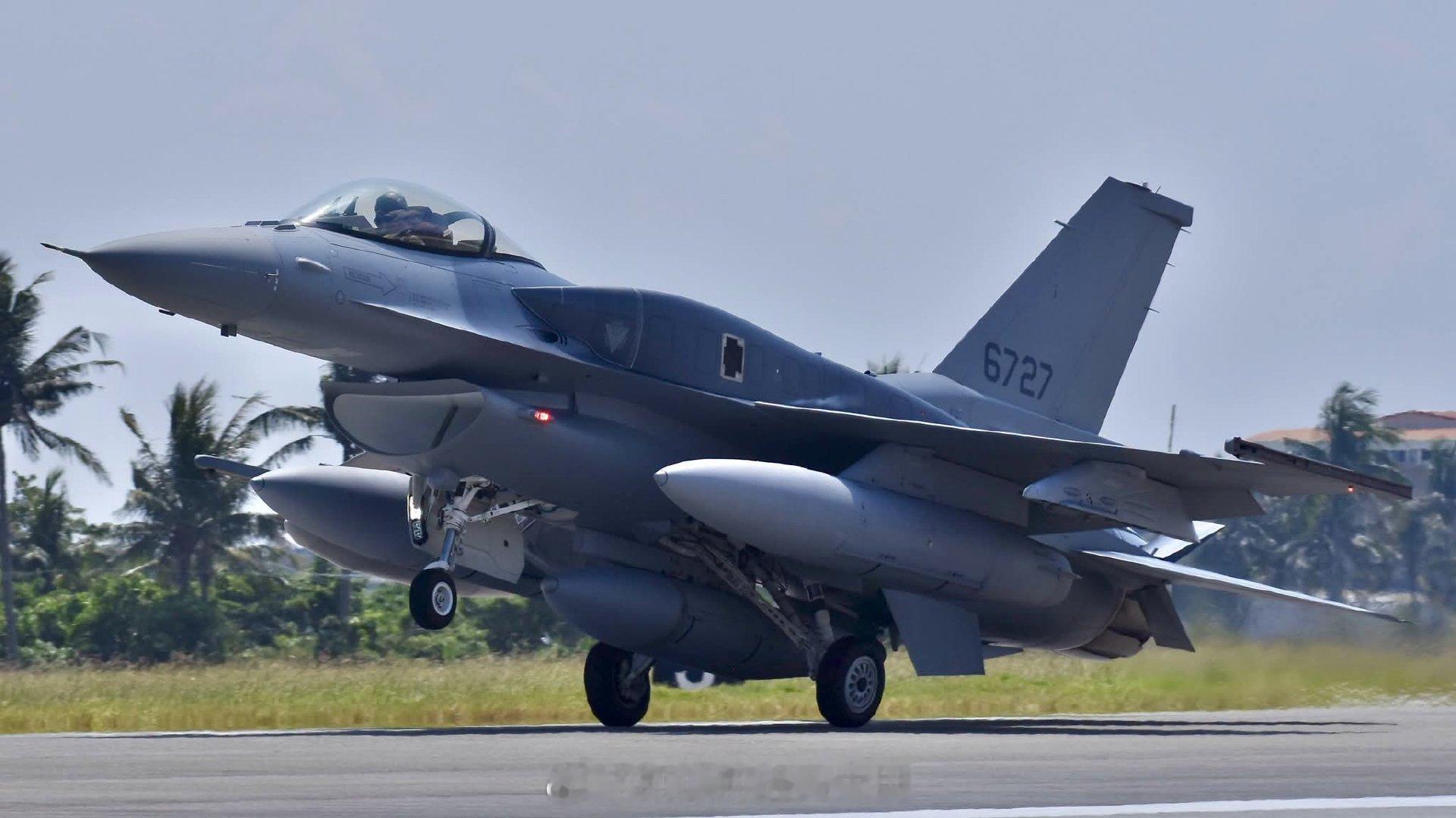 #台海局势# 首批两架新造的F-16V已于今天中午12时许降落台东志航基地，编号6727、6728，一切如故。 ​