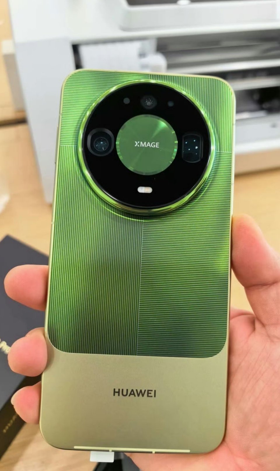 #华为Mate90系列发布会定档#网传的Mate90发布会预约页面已经撤下，华为方面解释这只是内部测试页面。尽管官方尚未官宣定档，但两条行业信息值得关注。#华为Mate90系列定档10月1日##华为Mate90线下分货#
 
市场传出消息，本场发布会大概率由直播改为录播。外界推测，调整形式的核心原因，是需要预留充足 ​
