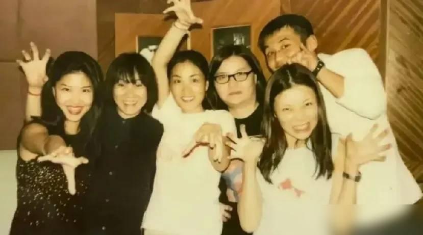 李亚鹏俩前女友凑一块儿了，清迈街头勾肩搭背，一个管自己叫大王，一个管对方叫女神。
柯蓝跑去清迈度假，瞿颖正好定居那儿，俩人直接约上了，还拉上李宗翰一块儿晃悠。合照发出来，笑得没心没肺。
搁外人看，这关系多少有点拧巴。柯蓝1996年跟李亚鹏好上，1998年分了，转头李亚鹏就牵了瞿颖的手。按常理，这