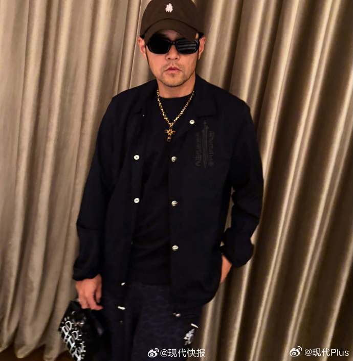 【#周杰伦晒昆凌送的生日礼物#】#周杰伦晒昆凌送的礼物#9月29日，周杰伦晒出照片，分享昆凌送给他的生日礼物。他配文：不要怀疑，这真的是老婆买给我的生日礼物，Don’t be fooled, my wife really did get me this for my birthday。照片里，周杰伦一身黑色穿搭，颈间佩戴项链，手提带有涂鸦图案的黑 ​