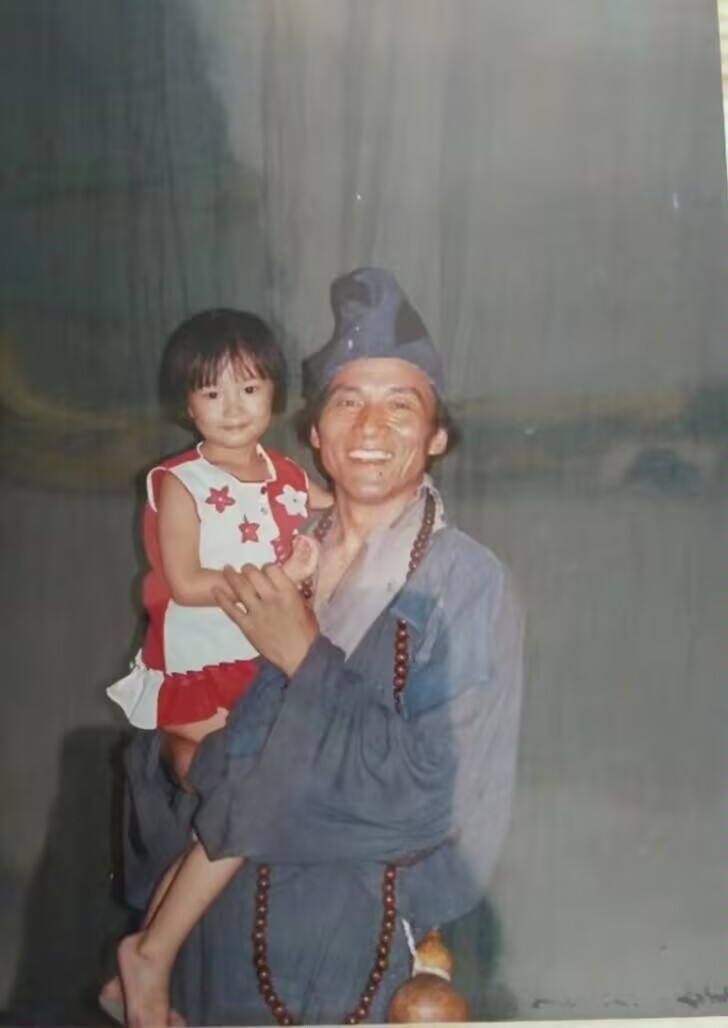 游本昌与李谷一的旧照，拍摄于1988年

当年，游本昌55岁，李谷一44岁。其中两张照片里，游本昌一身济公打扮，可见他这个荧幕形象有多深入人心，在电视剧播出第3年还以这个形象示人。那时候的他，看着很精神，很亲切。

另外两张照片里，李谷一都是短发造型，身穿裙子，看起来优雅又大方。

一晃，38年过去