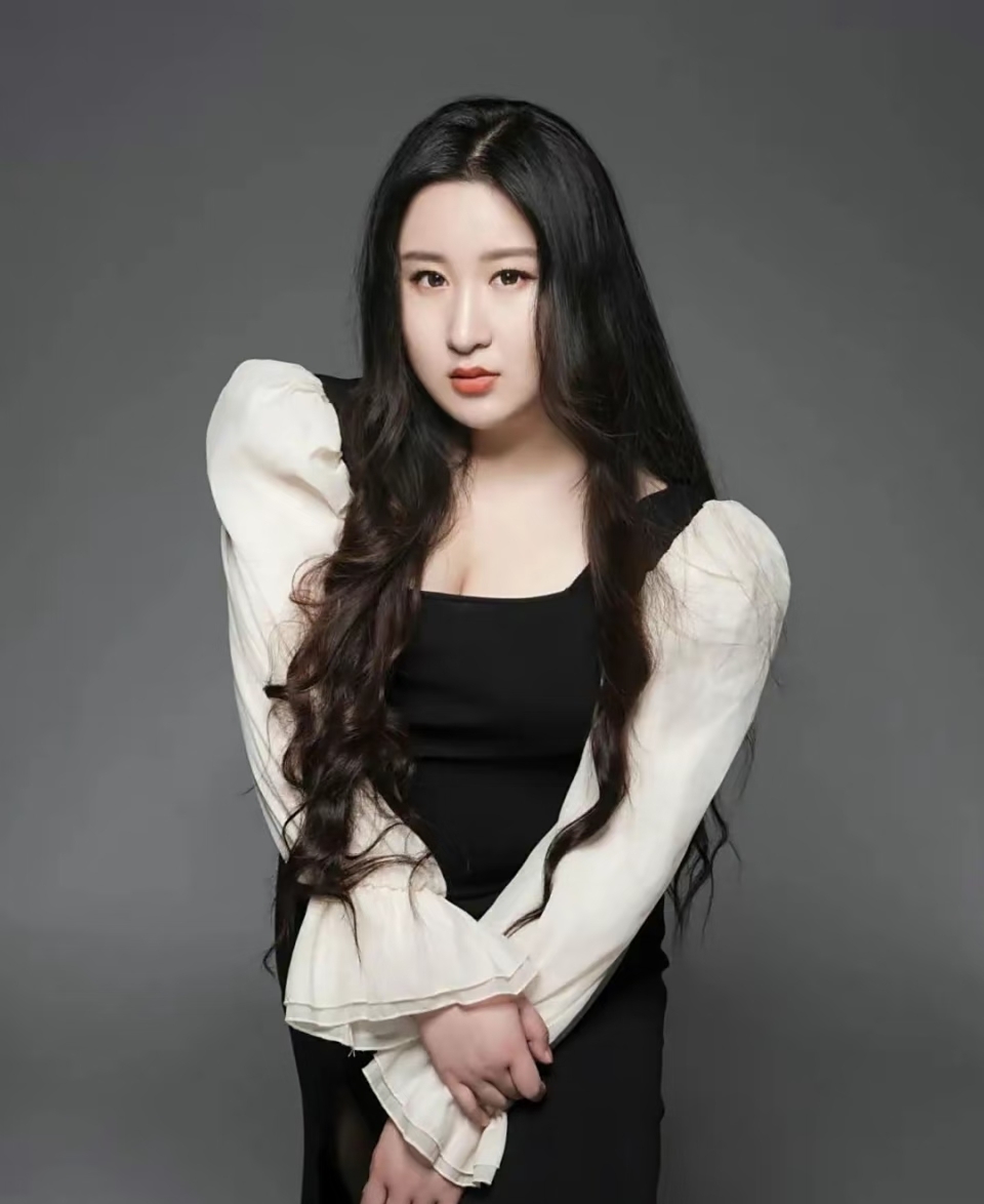 果然被好好爱过的人
很难接受亲情里的伤害
 不信你看锤娜丽莎
 
她看完综艺里的亲子片段情绪破防，写下长文之后又秒删，一段综艺片段直接引爆全网，这不是明星八卦，而是戳中了很多人的原生家庭痛点。

别人看节目只当看热闹，她却被这种窒息的相处模式深深刺痛。
 
有网友说，一旦成了母女、夫妻，仿佛就可以毫