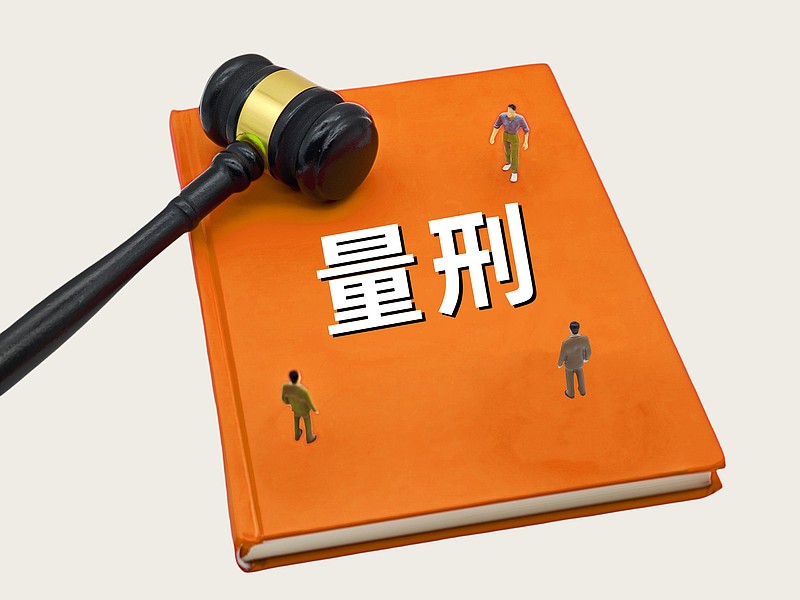 比起吵着要给人贩子一律判死刑，其实更该琢磨怎么从根上掐断犯罪的土壤。
现在刑法里拐卖妇女儿童罪本身就是重罪，基础刑期直接五年起步，有拐卖三人以上、逼被害人性交易、致亲属重伤死亡这类情节的，最高直接能判死刑。真要是一刀切全判死刑，反而容易把被拐的人推到更危险的境地——人贩子