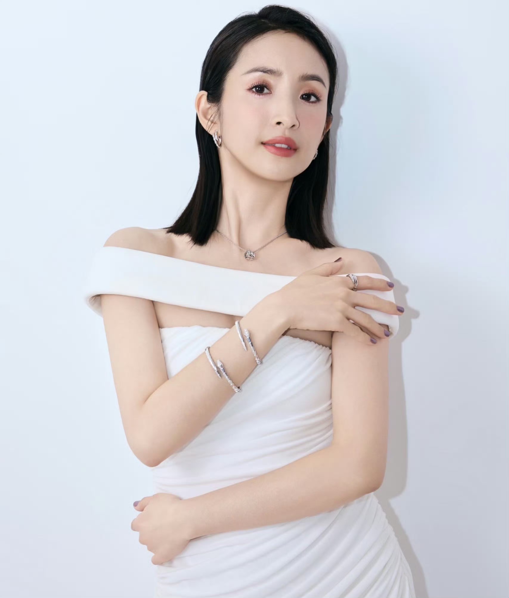 我发现，
林依晨选择和她老公结婚，
不是因为他家世好，也不是长得帅，而是她老公拥有实实在在解决问题的能力。
 
在墨西哥坎昆机场，林依晨行李袋子突然破了。
眼看来不及托运，她先用胶带临时粘住，赶紧打电话找老公求助。
 
她老公一通电话，当地朋友马上送来两个新行李箱。
轻轻松松，帮她解决了这场突发的麻