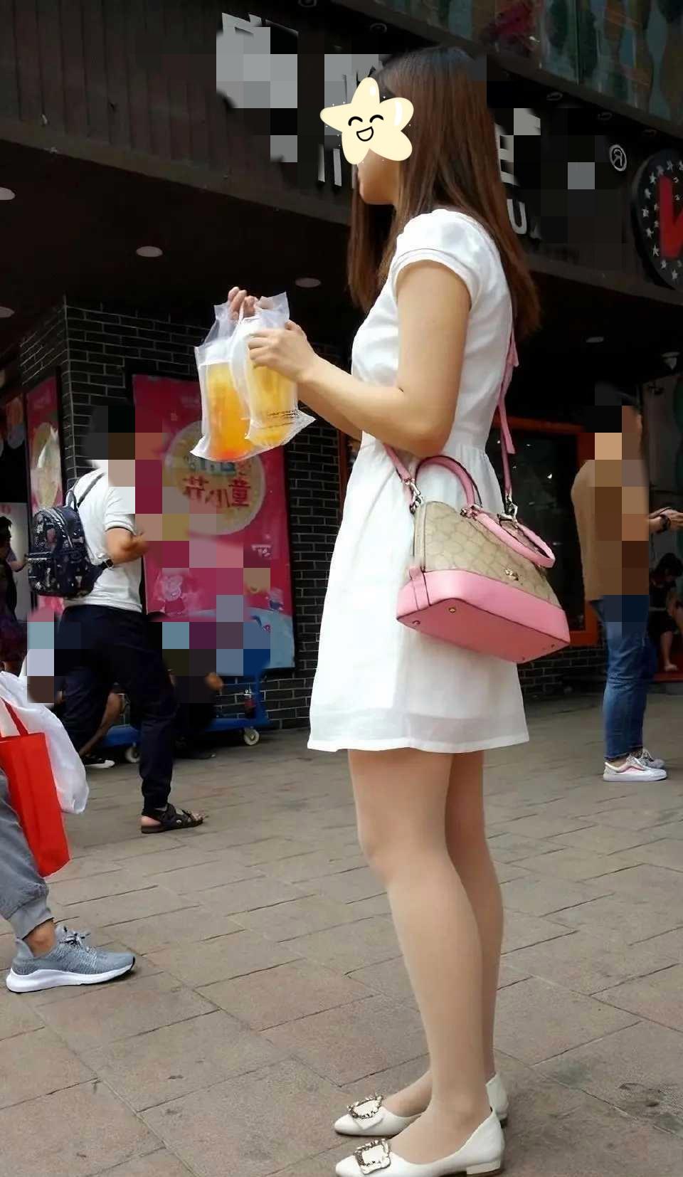 街头买果汁冷饮的小姐姐换上了“肉色小丝袜”，这大概是最为常见的普通女生穿搭了吧！