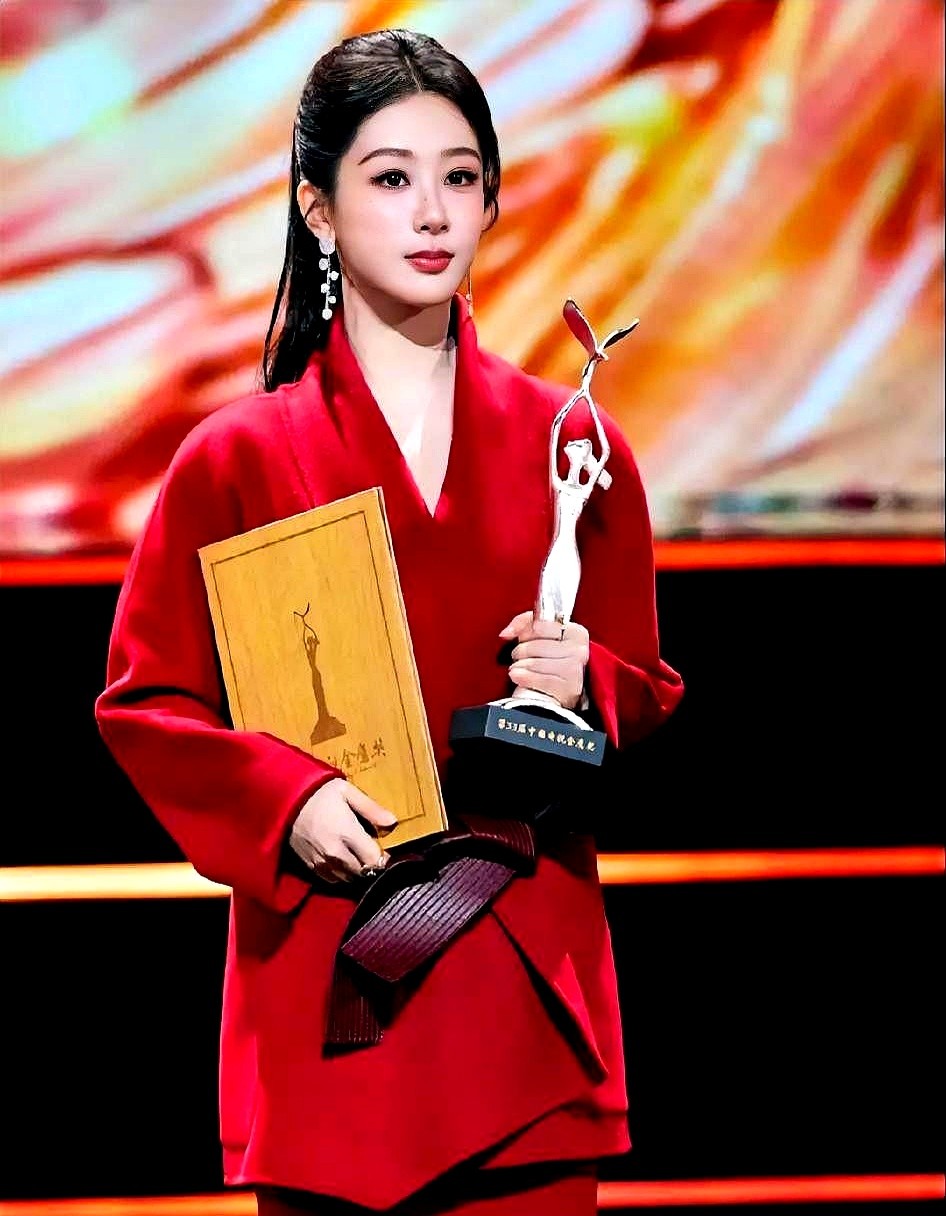 33岁还没结婚，杨紫直接甩出了白玉兰和金鹰奖双入围的成绩单。

外界盯着催婚，她常年扎在剧组连轴转，把时间全砸在正剧剧本上，私下连约会的时间都挤不出。经历过感情起伏后，她对恋爱越发谨慎。

婚姻真不是到点必须交卷的考题。

与其找个人搭伙过日子在凑合中内耗，不如把事业牢牢攥在自己手里。遇到对的才行，