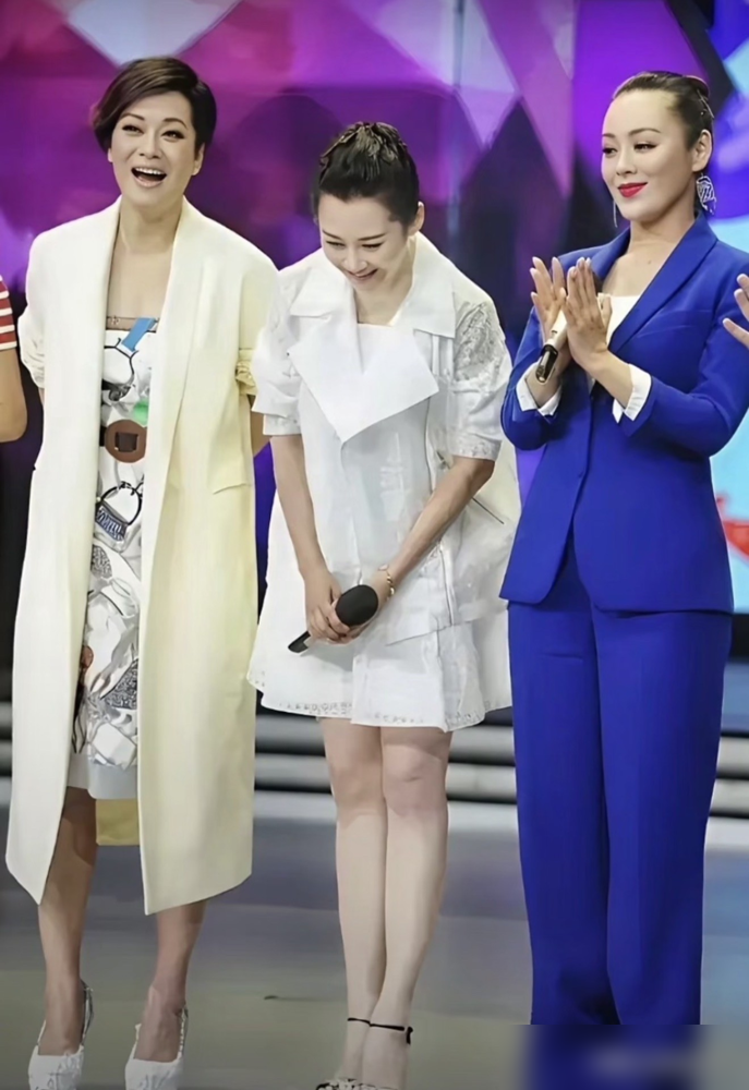 原来杨洋当年根本不是走丢，是被落下了！
2026年宁静直播复盘《花少2》，直接捅破藏了11年的真相。她说自己录第二天就看穿节目组故意整人的套路，观众看到的正片，只占总母带的5%。
不少人骂她是披着真性情外衣的人精，说她精于算计专躲风险。可她从来没撕过节目组，也没主动搅事，只是在规则里给自己找舒服
