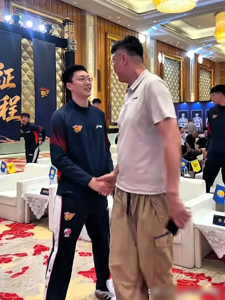 一张大合影，周鹏和朱芳雨中间隔了仨人，愣是没瞅对方一眼。
10月12号宏远出征仪式，杜锋挂总教练，朱芳雨当荣誉顾问，胡明轩接队长，全队排面拉满。媒体镜头怼着拍，别的队友握手拍肩热乎得很，就这俩人跟商量好似的，眼神错开，零交流。周鹏站那儿笑，朱芳雨看别处。
当年周鹏离队那点事，圈里都知道，不是好聚