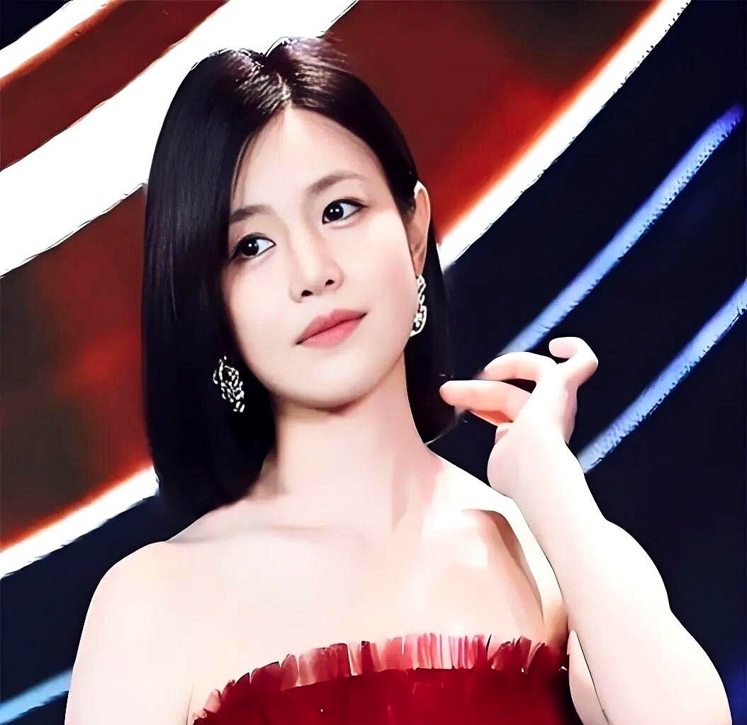 陈妍希一句话扯下了演艺圈的遮羞布。

面对无戏可拍的嘲讽，她没掉一滴眼泪。镜头前她直视提问者撂下底牌：不是女演员老了，是这行根本写不出承载成熟女性阅历的剧本。

前几年被全网群嘲，她把手机一扣，转身回家陪孩子。别人笑她事业凉透，她却觉得给足孩子陪伴比什么都值。

如今藏海传一出，她靠眼神里沉淀的阅历