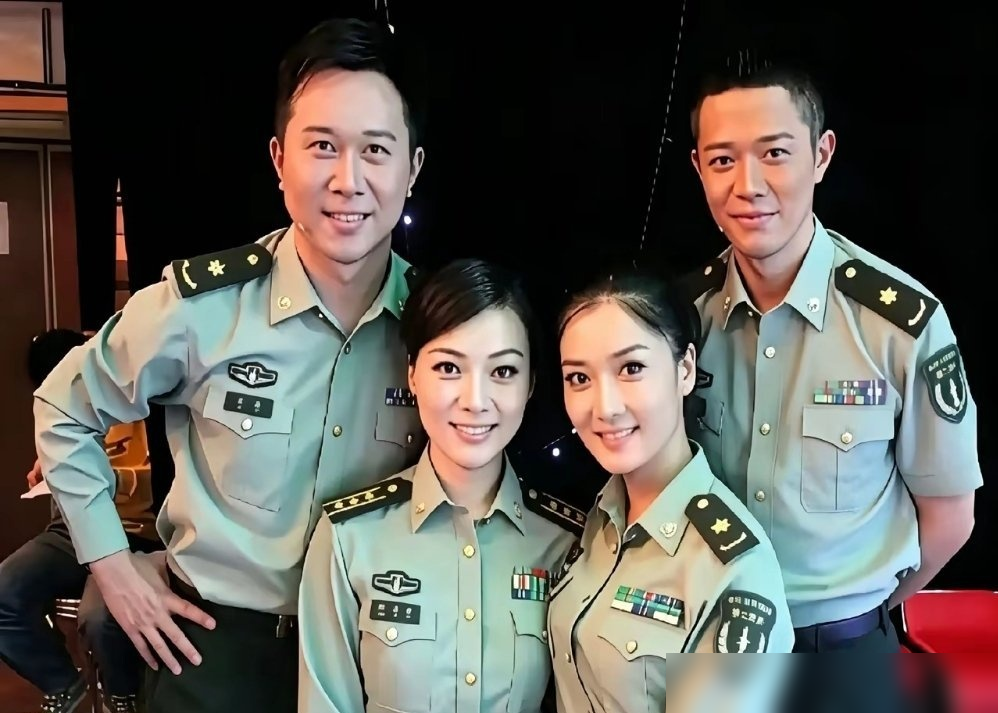 2011年那张军装照，多少人根本没看懂。
玲花后来自己说过，刚进二炮文工团那会儿，老后悔了。经常推掉商演，跑去山沟里给战士们唱歌，一分钱没有，心里直打鼓。
曾毅倒是乐呵，他爹当过兵，这算是圆了全家的梦。
但就是这段亏本经历，把俩人彻底掰过来了。他们给部队写了首《绿旋风》，玲花说，给战士演出的成