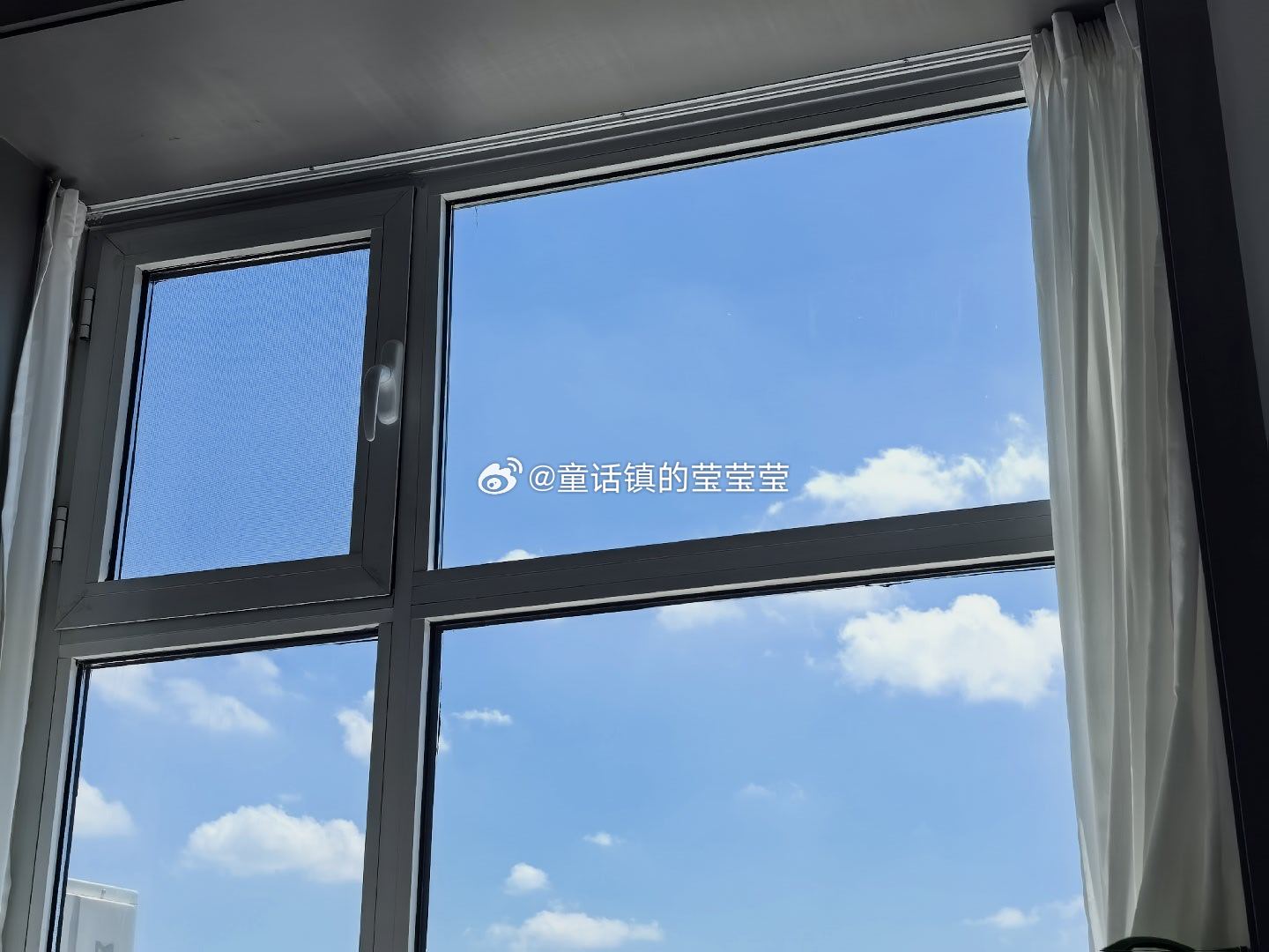 人是很复杂的[无聊]

坐月子期间 基本每天和婆婆四目相对
我们婆媳关系算是极其和睦
她不是爱磋磨人的老式婆婆
对我 对小宝都真心实意

我这人特别坏的一点
就是对饭菜确实挑剔
唯一合不来的是口味和观念
饭菜介于好吃和不好吃之间
所以整个月子期间都算称心
但是我私心是每天都在期待月子结束
不习惯 ​