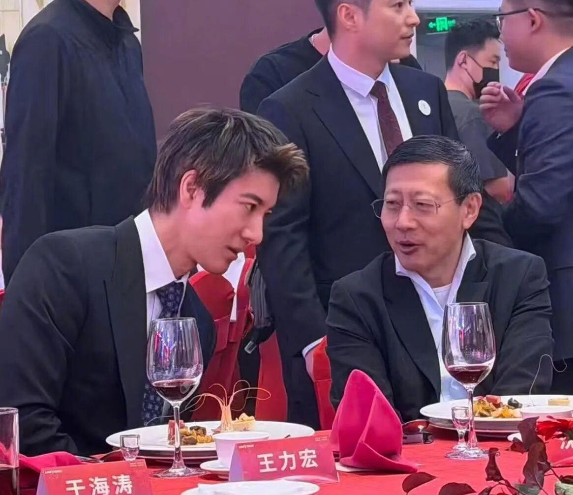 王力宏真的学聪明了，会来事了，他参加宇树科技活动，穿着西装，毕恭毕敬，吃饭时和旁边人点头哈腰，根本不像一个偶像歌手，而像一个成熟老练的商人。特别是他上台讲话时，第一句竟然是“各位领导”，一下子拉近了和各位老板的距离。这几年在内地开演唱会，发展的风生水起，王力宏的行事风格也越来越成熟了。